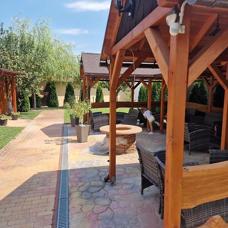 Holiday Apartmanhaz Gyula Extérieur photo