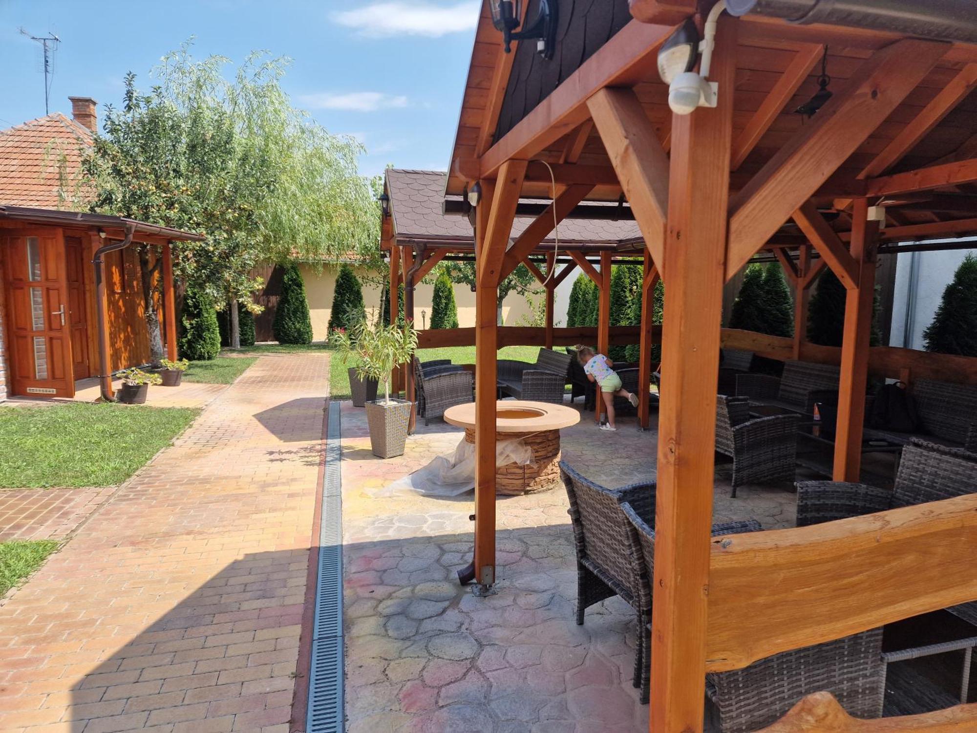 Holiday Apartmanhaz Gyula Extérieur photo